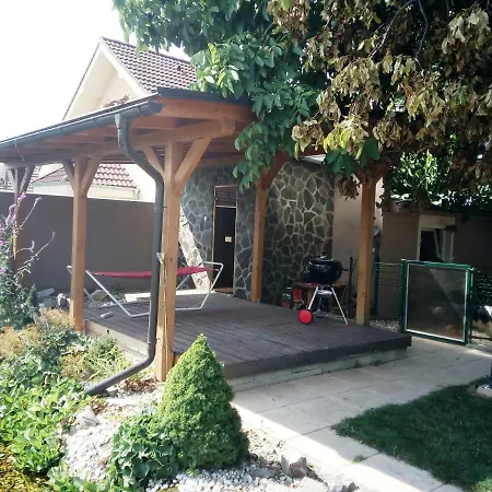 Walnut With Sauna And Pond Penzión pre hostí Topolcany