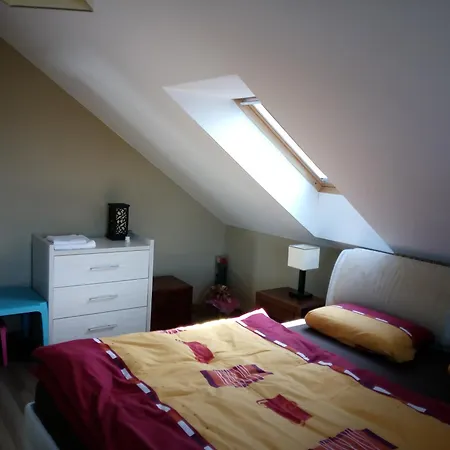 Penzión pre hostí Walnut With Sauna And Pond